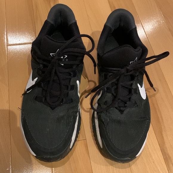 Nike Black & White Running Shoes - size 6 Youth - Picture 3 of 16